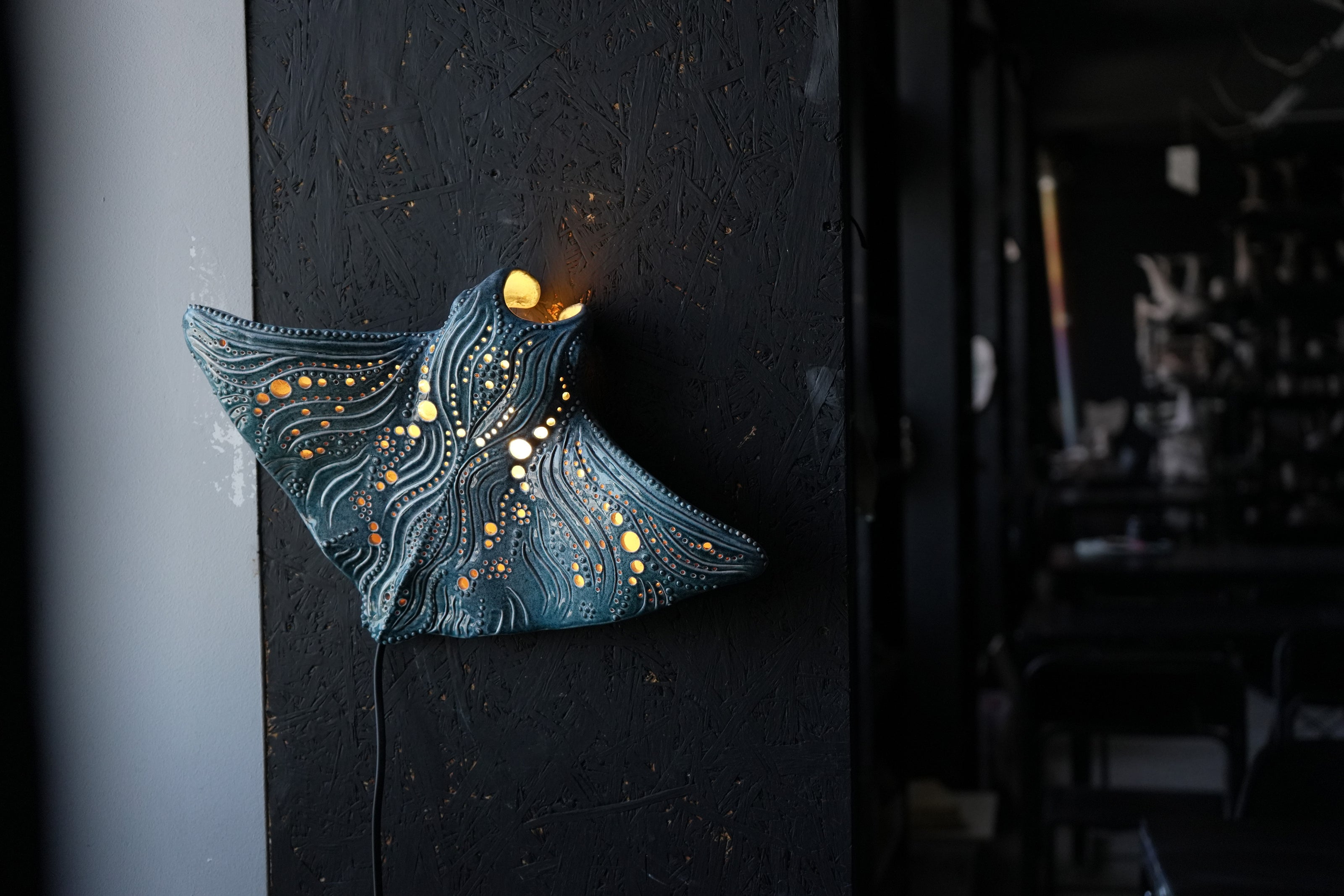 Manta Ray Ceramic Wall Lamp | Handmade Ocean-Inspired Ceramic Sconce
